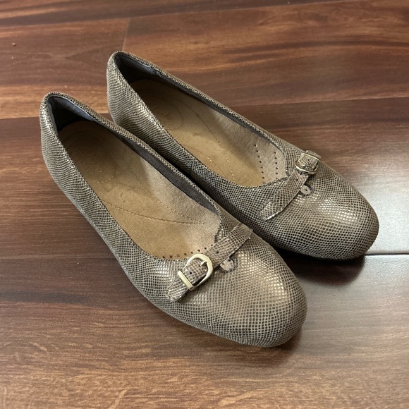 🌿SALE🌿CLARKS Comfort Shoes size 6M - Picture 1 of 8